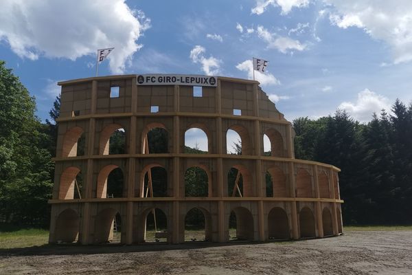 La structure en bois de 12 mètres de haut sera totalement embrasée à la Saint-Jean.