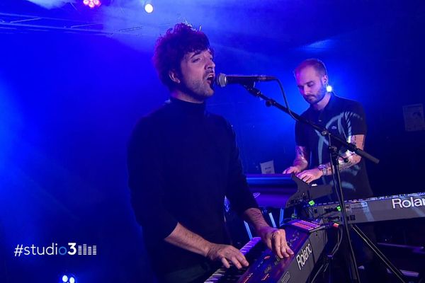 On l'a connu batteur pour le groupe Bigger, mais Antoine Passard chante et joue aussi du synthé. Avec son comparse Anthony Pergaud, ils forment le groupe Alexandrie.