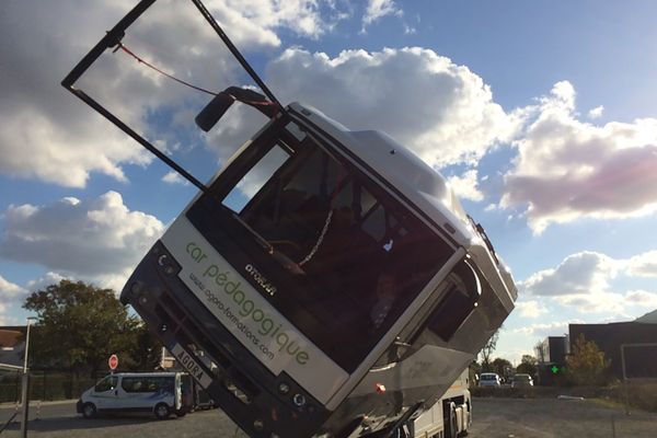 Un bus à bascule pour simuler des accidents 