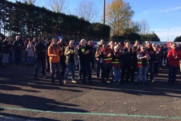 Une centaine d'agents EDF manifestent ce mercredi 14 novembre devant la centrale thermique du Havre