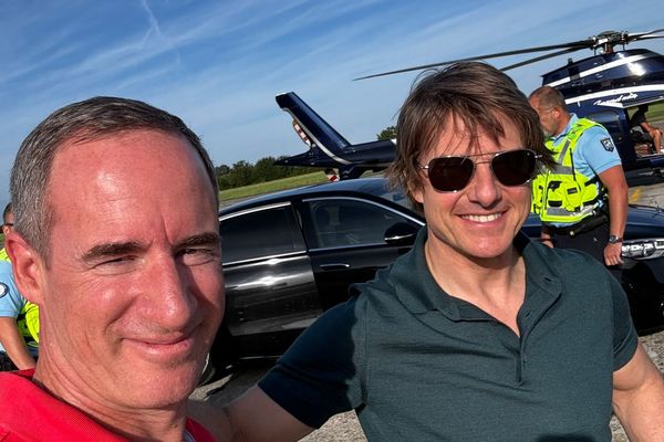 Cédric, pilote de Dragon 25, au côté de Tom Cruise, à l'aérodrome de Meudon (Hauts-de-Seine).