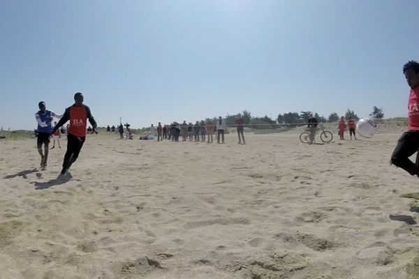 Sur la plage de Ouistreham, des migrants jouent au foot avec des habitants