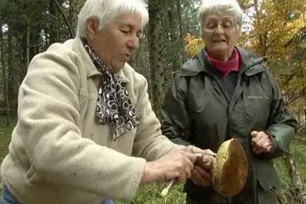 Les deux Lozériennes Marcelle et Danielle ont dû ratisser la forêt avant de trouver ce beau cèpe.