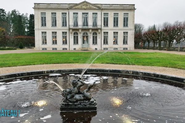 Bouges-le-Château et sa fontaine élégante