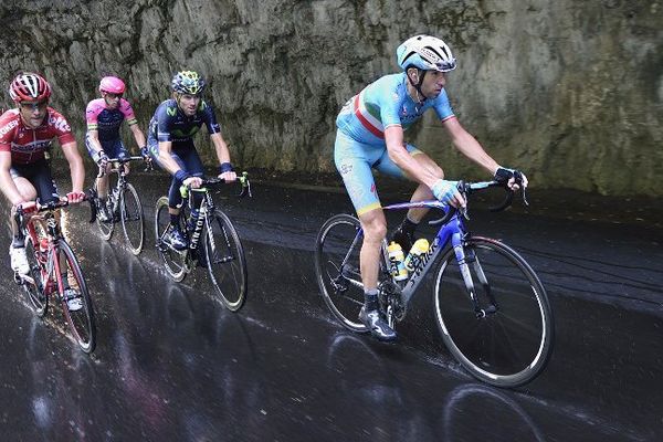 Vincenzo Nibali (Astana) a profité de la 6ème étape du Critérium du Dauphiné pour s'emparer du maillot jaune. Sur une chaussée glissante, l'Auvergnat Romain Bardet a chuté à 5 kilomètres de l'arrivée.