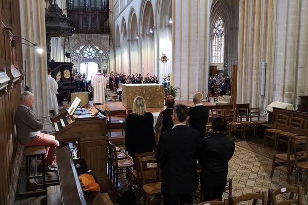 Musiciens, amis, proches, de nombreuses personnes sont venue rendre hommage à la chanteuse, dimanche 13 juin, à la cathédrale Saint-Corentin de Quimper.