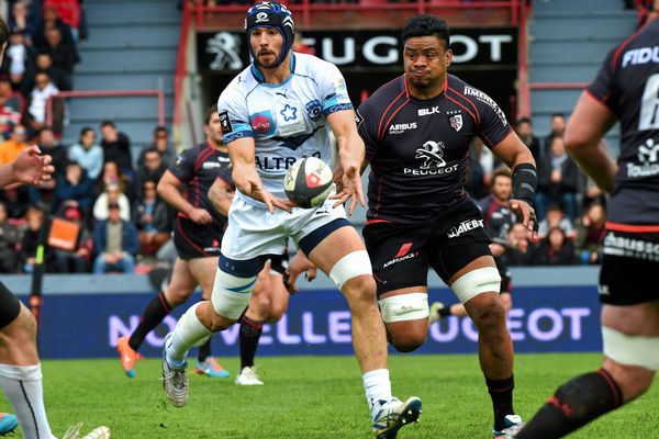 Le troisième ligne de Montpellier Antoine Battut (à gauche) lors du match face à Toulouse - 14 mars 2015