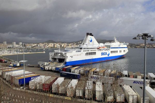 Le "Jean Nicoli" photographié dans le port d'Ajaccio le 10 janvier 2016. 