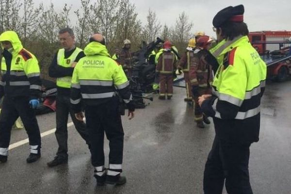 Policiers et pompiers catalans sur les lieux de l'accident mortel de ce samedi 2 avril sur la nationale 2 près de Figuères en Espagne.