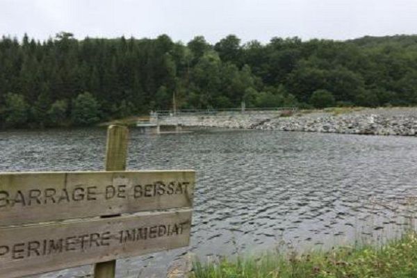 La réserve d'eau qui pourrait être contaminée par les désherbant 