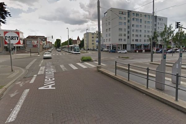 L'accident s'est produit avenue de Colmar, à Strasbourg, au carrefour entre le Darty et la station de tramway Hohwart.