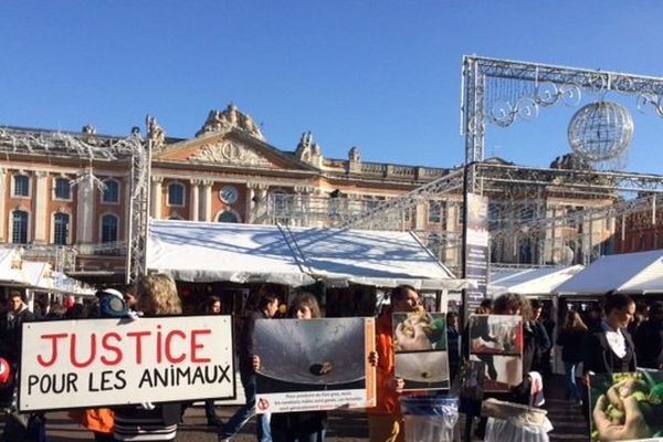 A l'approche des fêtes, les militants multiplient les actions.