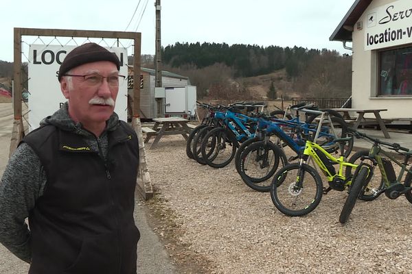 Alain Perret, loueur de skis, sort les VTT cet hiver pour palier le manque de neige.