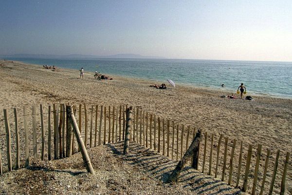 La plage de l'Almanarre est située sur la commune d'Hyères.