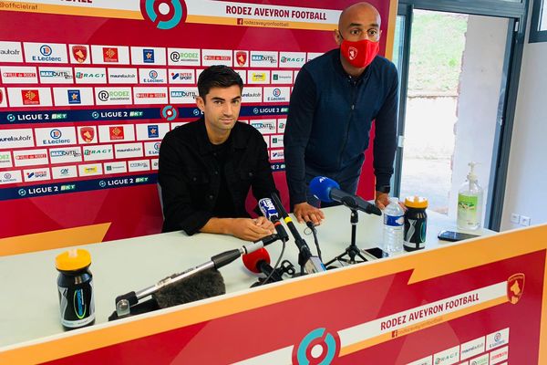 Enzo Zidane répond aux questions des journalistes au cours de la conférence de presse du Rodez Aveyron Football ce mercredi 30 juin 2021.