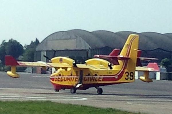 Les canadairs sur la base de Bordeaux-Mérignac sont arrivés - 20/07/2013