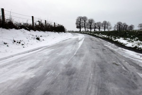 Mardi 28 novembre, les départements du Puy-de-Dôme et du Cantal sont placés en vigilance jaune par Météo France en raison d’un risque de neige et de verglas.(Photo d'illustration).