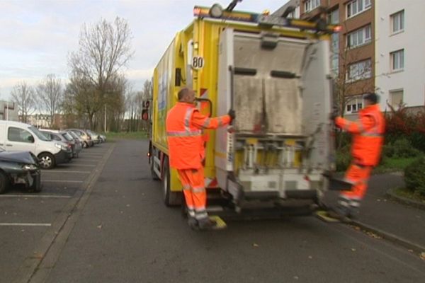 A Dunkerque, les éboueurs organisent une collecte caritative pour venir en aide aux enfants dans le cadre de l'opération "Les éboueurs ont du coeur".