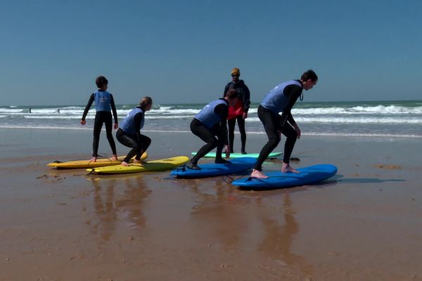 Il ya des cours pour tous les âges dans les écoles de surf de Lacanau en Gironde.