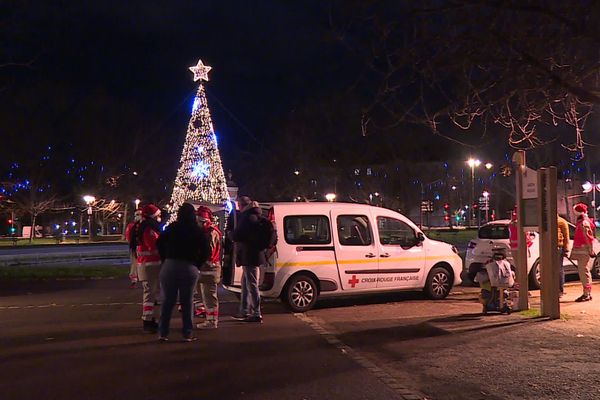 Dans la nuit du 24 au 25 décembre, les bénévoles de la Croix-Rouge de Dijon sillonnent la ville pour distribuer des "boîtes de Noël" aux personnes vulnérables