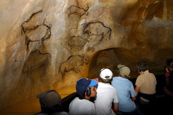 Retour au temps des Magdaléniens dans la grotte de Niaux.