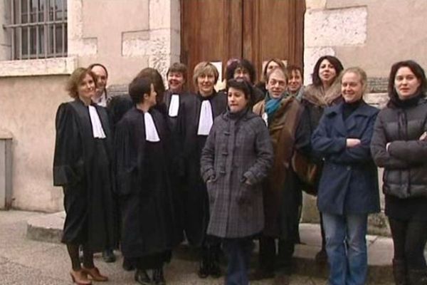 Rassemblement devant le tribunal