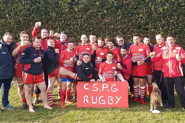 Les 80 licenciés du club de rugby de Puy-Guillaume (Puy-de-Dôme) ne disposent pas, comme la plupart des associations sportives de rugby, d'un club house où se retrouver.