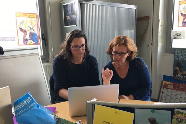 Sophie Hougard, présentatrice et Sandrine Gadet, journaliste, au travail pour la préparation de "Tout info, tout en signes"  