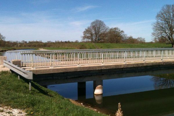 Pont enjambant le canal qui mène au lac d'Orient, où a été retrouvé la victime.