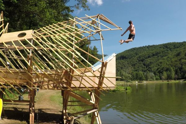 Le toboggan artisanal construit par Radcow sur les rives d'un lac du Cantal.