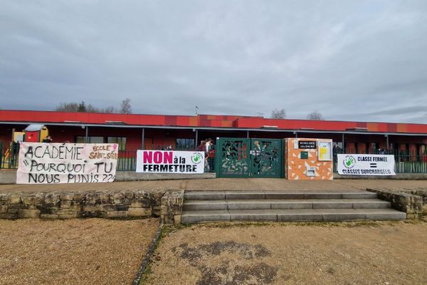 Manifestations, pétition et petite annonce... Tous les moyens sont bonsne pas perdre une classe dans cette école communale de Saint-Ségal