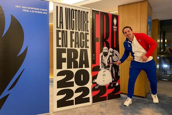 Au village olympique de Yanqing, au nord de Pékin, une vingtaine d'athlètes français loge au même hôtel que Romain Heinrich, le patron du bobsleigh tricolore. Tout un étage de l'établissement a été mis aux couleurs bleu-blanc-rouge.