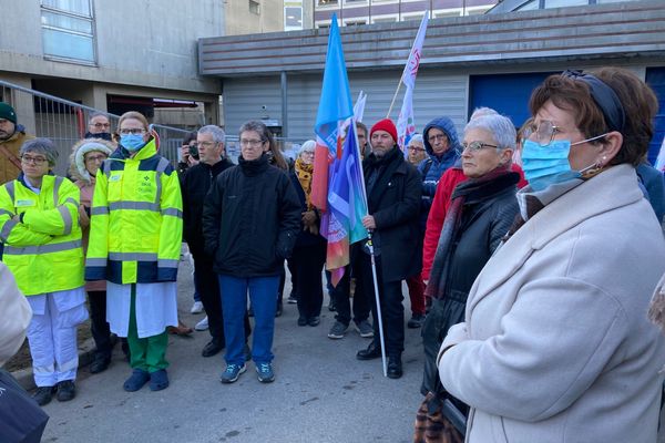 Une cinquantaine de citoyens, usagers et personnels soignants ce sont rassemblés devant les urgences de l'hôpital de Laval, ce mardi 26 décembre.