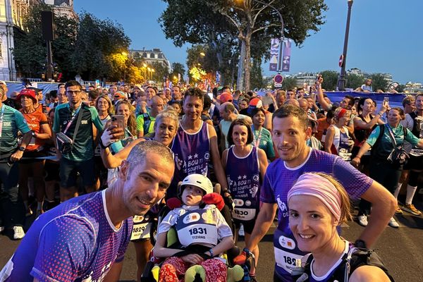 Tiziana en compagnie de ses six coéquipiers avant le départ du Marathon pour Tous.