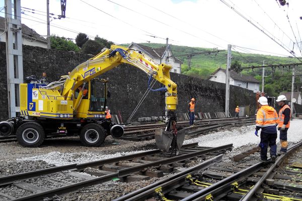 Travaux de reballastage (remplacement du ballast) à St Sulpice Laurière