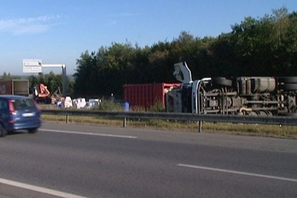 Les marchandises du camion renversé sont chargées dans un autre véhicule