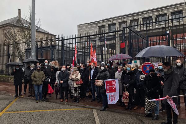 Les personnels de direction du second degré se sont réunis devant le rectorat ce mercredi 19 janvier 2022 après-midi.