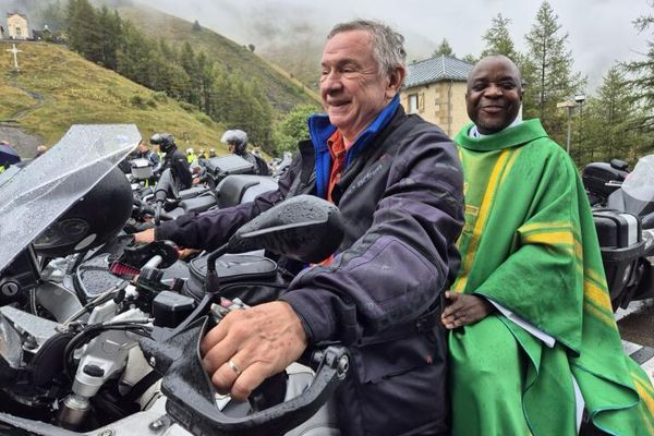 Le Père Paulino, recteur de la basilique de Notre-Dame-de-la-Salette, à l'arrière d'une moto d'un fidèle.