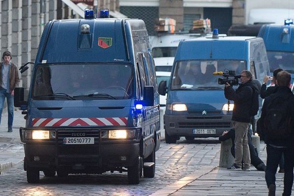 Arrivée du fourgon transportant Tony Meilhon à la cour d'appel de Rennes - 13/10/2015