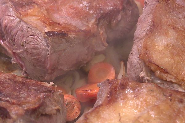 Un aubergiste de Chandolas, en Ardèche méridionale, propose un menu à base du traditionnel agneau, à emporter pour fêter Pâques à la maison. Avril 2020