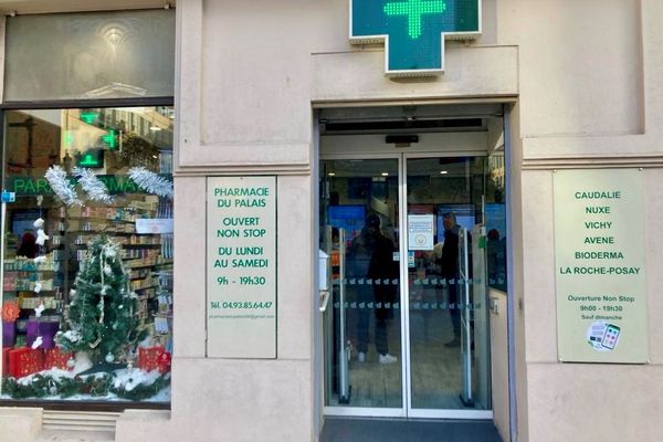 Les pharmacies niçoises prises d'assaut par les clients malades.