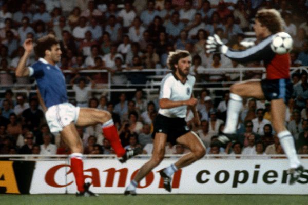 Le choc violent et inoubliable entre Patrick Battiston et le gardien allemand Harald Schumacher en 1982 : un France-Allemagne mythique et un maillot qui l'est tout autant. Patrick Battiston l'a offert à une association pour recueillir des fonds pour le Telethon.