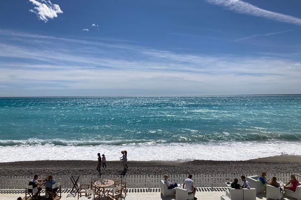 A Nice, ce 8 avril, il a fait plus de 26 °C malgré les forts qui ont balayé la baie.