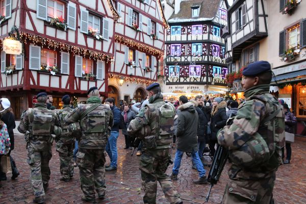 Des militaires patrouillent lors de l'édition 2017 du marché de Noël de Colmar. (image d'archives)