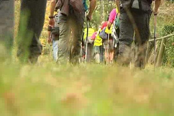 Les marcheurs du secours populaire lundi lors de leur étape tarnaise