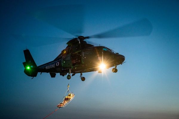 Le Dauphin de la Marine nationale. Ici évacuation médicale d'un marin-pêcheur au large de Fécamp (76) le 11 décembre 2023