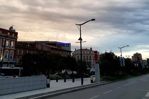 Un ciel toulousain chargé de poussières du Sahara ce 20 septembre au matin.