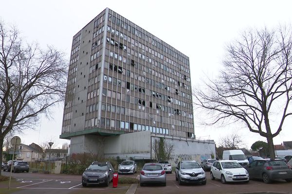 Une jeune femme de 21 ans a chuté du huitième étage de l'ancienne maison de l'agriculture de Nevers (Nièvre)