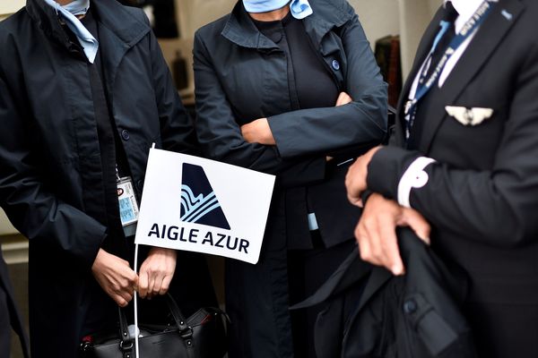 La société Aigle Azur, placée en redressement judiciaire, cessera finalement ses activités.