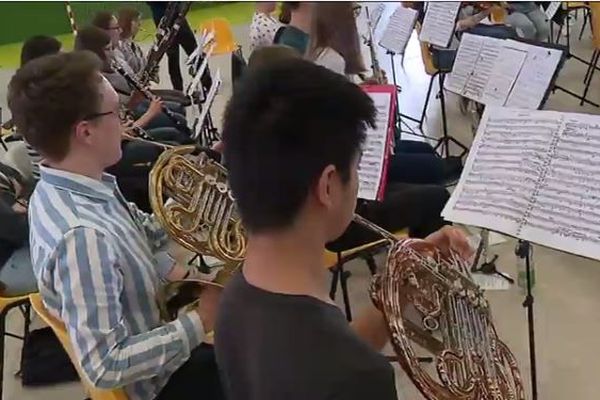 Les jeunes musiciens en plein concert